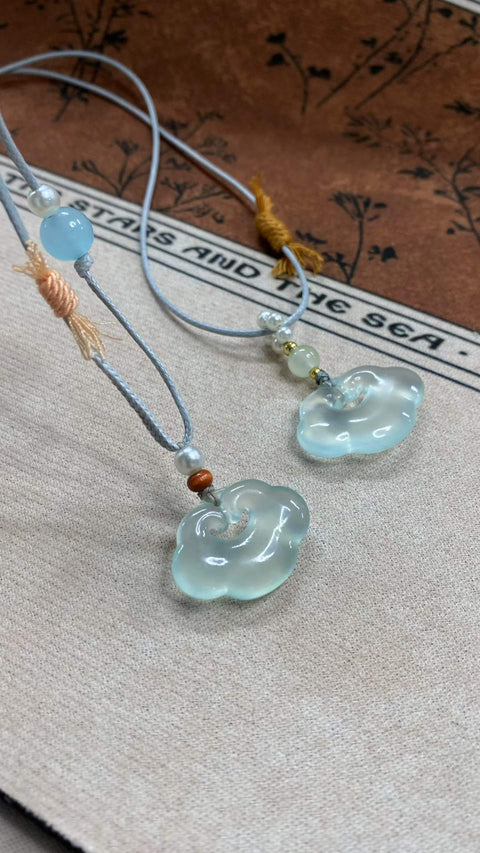 Awan Keberuntungan dan Kemakmuran: Liontin Giok Xiuyan Biru Es yang Indah - Biru Langit Beku. Menunggu awan datang, menyimpannya di hatimu, mendoakan agar segala sesuatunya berjalan lancar. Ukuran: 25 x 21 mm. Termasuk ongkos kirim dan pajak.