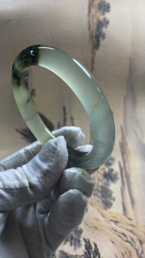 Gelang giok Xiuyan yang indah dengan pola lukisan tinta seperti mata air di atas dasar yang dingin. Diameter dalam: 57,5 mm, lebar samping: 10,5 mm. Semua batu terbentuk secara alami. Termasuk ongkos kirim dan pajak.