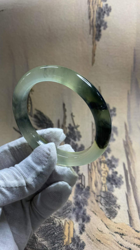 Gelang giok Xiuyan yang indah dengan pola lukisan tinta seperti mata air di atas dasar yang dingin. Diameter dalam: 57,5 mm, lebar samping: 10,5 mm. Semua batu terbentuk secara alami. Termasuk ongkos kirim dan pajak.