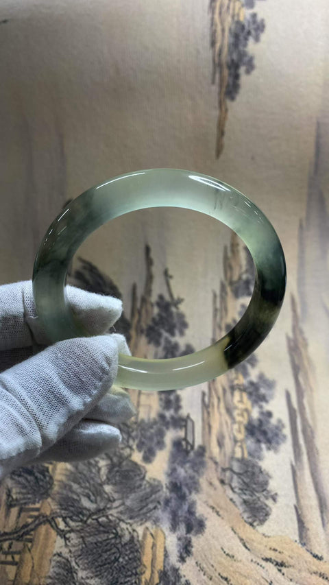 Gelang giok Xiuyan yang indah dengan pola lukisan tinta seperti mata air di atas dasar yang dingin. Diameter dalam: 57,5 mm, lebar samping: 10,5 mm. Semua batu terbentuk secara alami. Termasuk ongkos kirim dan pajak.