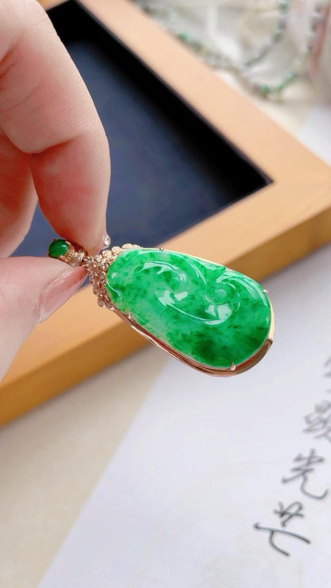 Ruyi giok alami (sejenis tongkat kerajaan), melambangkan keberuntungan dan kemakmian. Terbuat dari material tambang lama, dipasang dalam emas tebal 18 karat. Dimensi: 4,2 x 2,6 cm. Harga sudah termasuk ongkos kirim dan pajak.