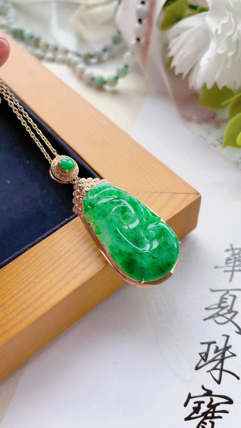 Ruyi giok alami (sejenis tongkat kerajaan), melambangkan keberuntungan dan kemakmian. Terbuat dari material tambang lama, dipasang dalam emas tebal 18 karat. Dimensi: 4,2 x 2,6 cm. Harga sudah termasuk ongkos kirim dan pajak.