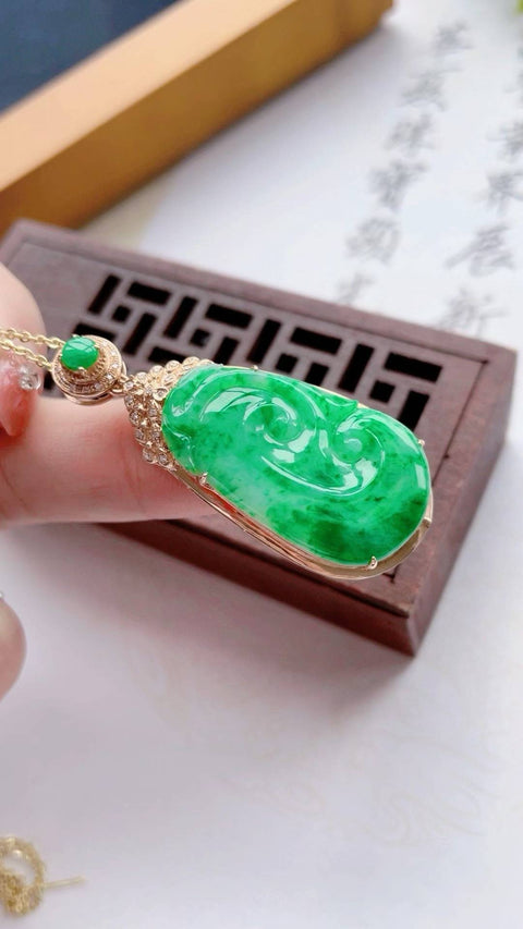 Ruyi giok alami (sejenis tongkat kerajaan), melambangkan keberuntungan dan kemakmian. Terbuat dari material tambang lama, dipasang dalam emas tebal 18 karat. Dimensi: 4,2 x 2,6 cm. Harga sudah termasuk ongkos kirim dan pajak.