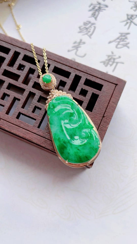 Ruyi giok alami (sejenis tongkat kerajaan), melambangkan keberuntungan dan kemakmian. Terbuat dari material tambang lama, dipasang dalam emas tebal 18 karat. Dimensi: 4,2 x 2,6 cm. Harga sudah termasuk ongkos kirim dan pajak.