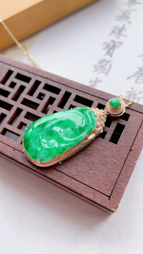 Ruyi giok alami (sejenis tongkat kerajaan), melambangkan keberuntungan dan kemakmian. Terbuat dari material tambang lama, dipasang dalam emas tebal 18 karat. Dimensi: 4,2 x 2,6 cm. Harga sudah termasuk ongkos kirim dan pajak.