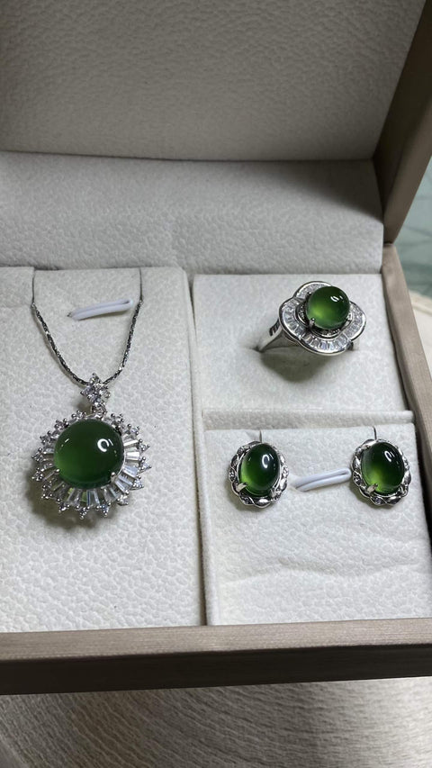 Set perhiasan giok Xiuyan yang indah, dipasang pada perak sterling 925; liontin tulang selangka 20mm, cincin 8mm, anting-anting 7x9mm; termasuk ongkos kirim dan pajak.