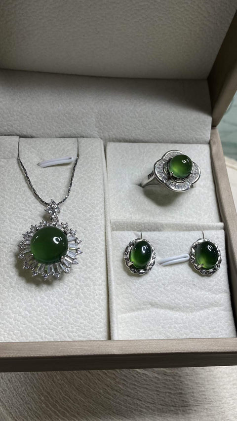 Set perhiasan giok Xiuyan yang indah, dipasang pada perak sterling 925; liontin tulang selangka 20mm, cincin 8mm, anting-anting 7x9mm; termasuk ongkos kirim dan pajak.