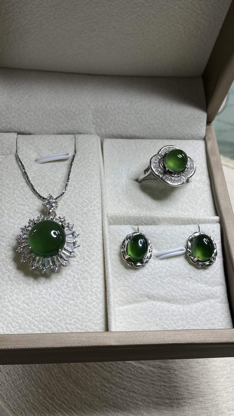 Set perhiasan giok Xiuyan yang indah, dipasang pada perak sterling 925; liontin tulang selangka 20mm, cincin 8mm, anting-anting 7x9mm; termasuk ongkos kirim dan pajak.