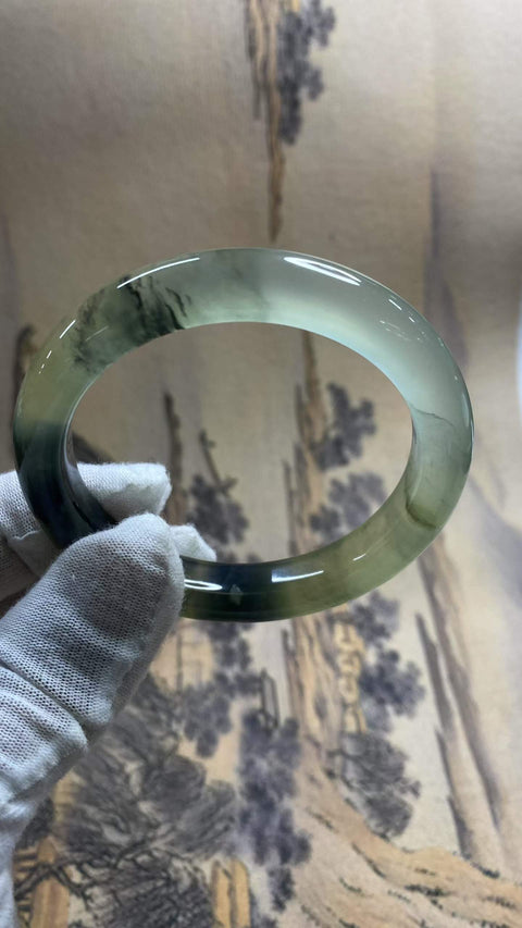 Gelang giok Xiuyan yang indah dengan dasar sedingin es dan efek lukisan tinta seperti musim semi. Gioknya dihiasi dengan percikan tinta, warnanya seindah lukisan! Diameter dalam: 56mm, lebar tepi: 11,2mm, harga sudah termasuk ongkos kirim dan pajak.