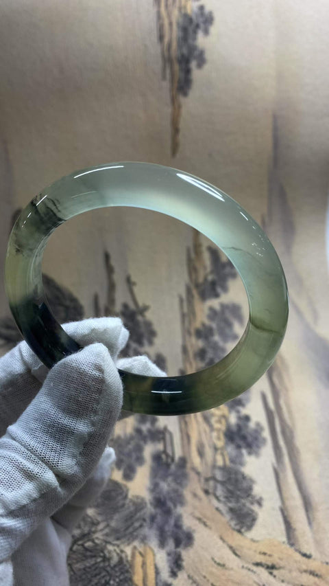 Gelang giok Xiuyan yang indah dengan dasar sedingin es dan efek lukisan tinta seperti musim semi. Gioknya dihiasi dengan percikan tinta, warnanya seindah lukisan! Diameter dalam: 56mm, lebar tepi: 11,2mm, harga sudah termasuk ongkos kirim dan pajak.