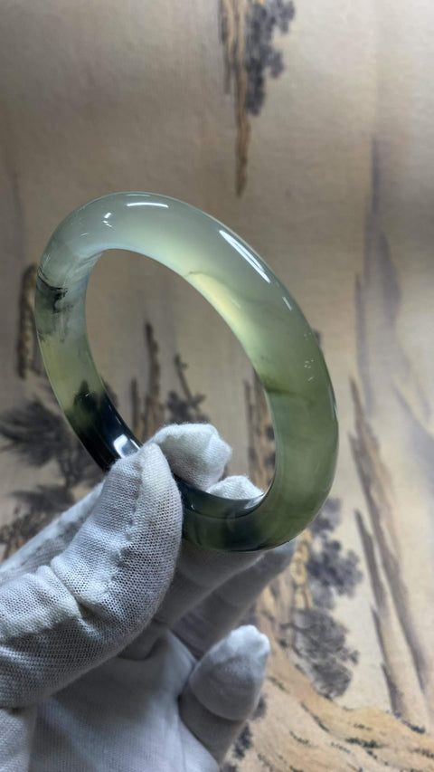 Gelang giok Xiuyan yang indah dengan dasar sedingin es dan efek lukisan tinta seperti musim semi. Gioknya dihiasi dengan percikan tinta, warnanya seindah lukisan! Diameter dalam: 56mm, lebar tepi: 11,2mm, harga sudah termasuk ongkos kirim dan pajak.