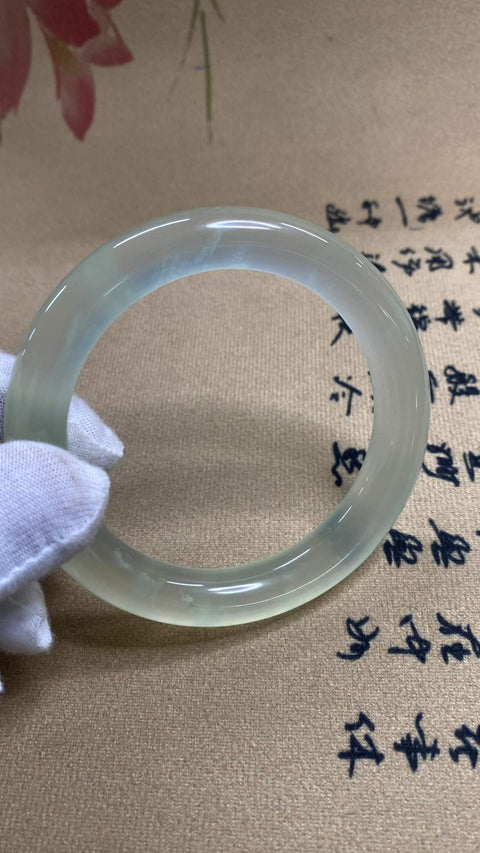 Batu giok Xiuyan yang indah, varietas es—Blizzard, diameter dalam: 60,6 mm, ketebalan: 11 mm. Semua batu terbentuk secara alami. Harga sudah termasuk ongkos kirim dan pajak.
