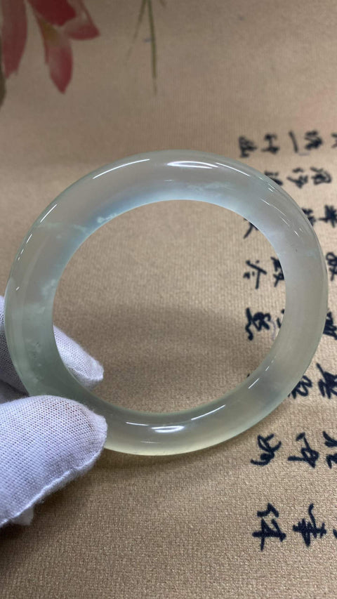 Batu giok Xiuyan yang indah, varietas es—Blizzard, diameter dalam: 60,6 mm, ketebalan: 11 mm. Semua batu terbentuk secara alami. Harga sudah termasuk ongkos kirim dan pajak.