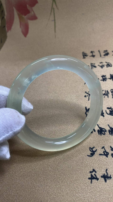 Batu giok Xiuyan yang indah, varietas es—Blizzard, diameter dalam: 60,6 mm, ketebalan: 11 mm. Semua batu terbentuk secara alami. Harga sudah termasuk ongkos kirim dan pajak.