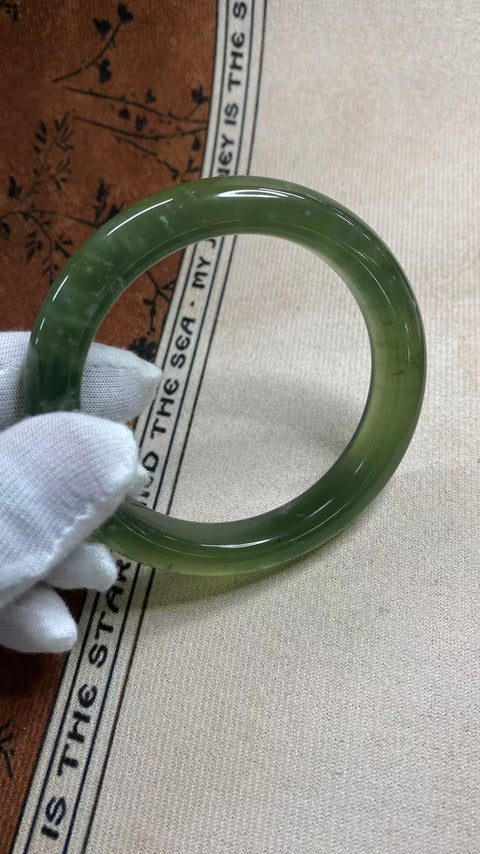 Gelang giok Xiuyan yang indah ini berwarna hijau cerah dengan inklusi zamrud yang halus, melambangkan kehidupan yang kaya dan makmur. Diameter dalam: 61 mm, lebar samping: 11,7 mm. Terbuat dari batu alam. Harga sudah termasuk ongkos kirim dan pajak.