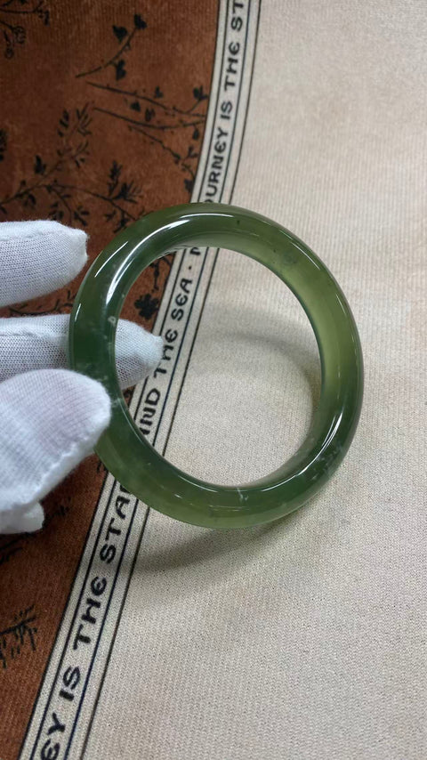 Gelang giok Xiuyan yang indah ini berwarna hijau cerah dengan inklusi zamrud yang halus, melambangkan kehidupan yang kaya dan makmur. Diameter dalam: 61 mm, lebar samping: 11,7 mm. Terbuat dari batu alam. Harga sudah termasuk ongkos kirim dan pajak.