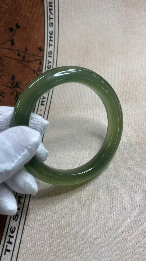 Gelang giok Xiuyan yang sangat indah, berwarna hijau pekat dengan zamrud mengambang, diameter dalam: 61,5 mm, lebar tepi: 12,6 mm. Semua batu terbentuk secara alami. Harga sudah termasuk ongkos kirim dan pajak.