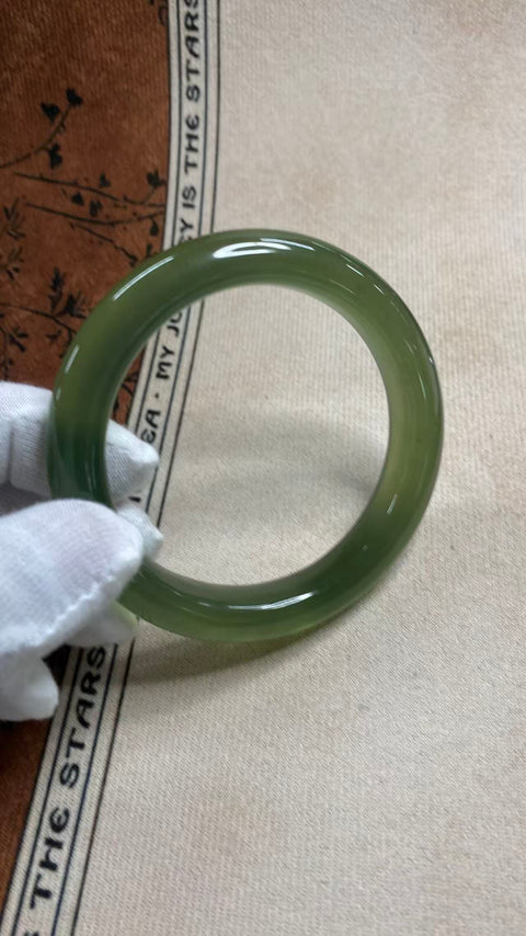 Gelang giok Xiuyan yang sangat indah, berwarna hijau pekat dengan zamrud mengambang, diameter dalam: 61,5 mm, lebar tepi: 12,6 mm. Semua batu terbentuk secara alami. Harga sudah termasuk ongkos kirim dan pajak.