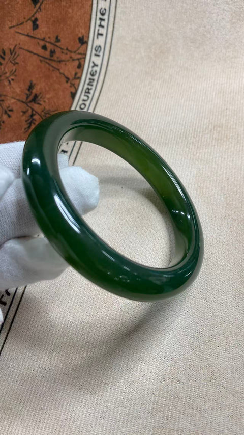 Gelang giok Xiuyan yang indah ini berwarna hijau cerah dengan inklusi zamrud yang halus, melambangkan kehidupan yang kaya dan makmur. Diameter dalam: 61 mm, lebar samping: 12,3 mm. Terbuat dari batu alam. Harga sudah termasuk ongkos kirim dan pajak.