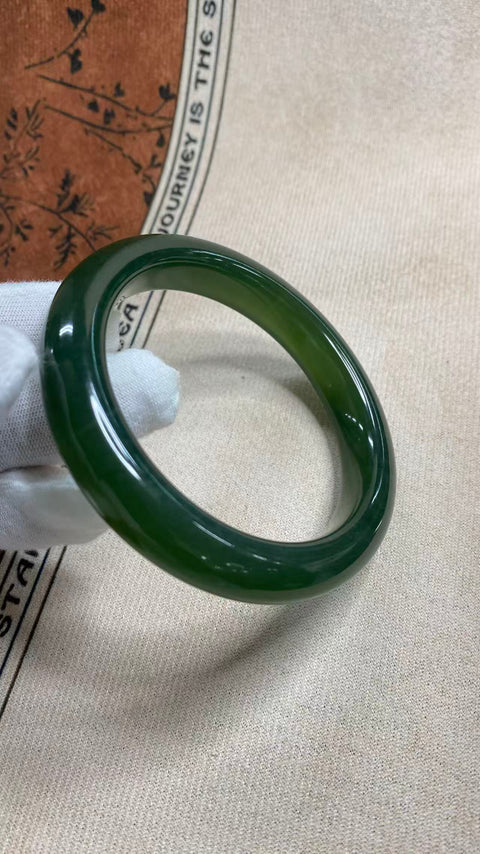 Gelang giok Xiuyan yang indah ini berwarna hijau cerah dengan inklusi zamrud yang halus, melambangkan kehidupan yang kaya dan makmur. Diameter dalam: 61 mm, lebar samping: 12,3 mm. Terbuat dari batu alam. Harga sudah termasuk ongkos kirim dan pajak.