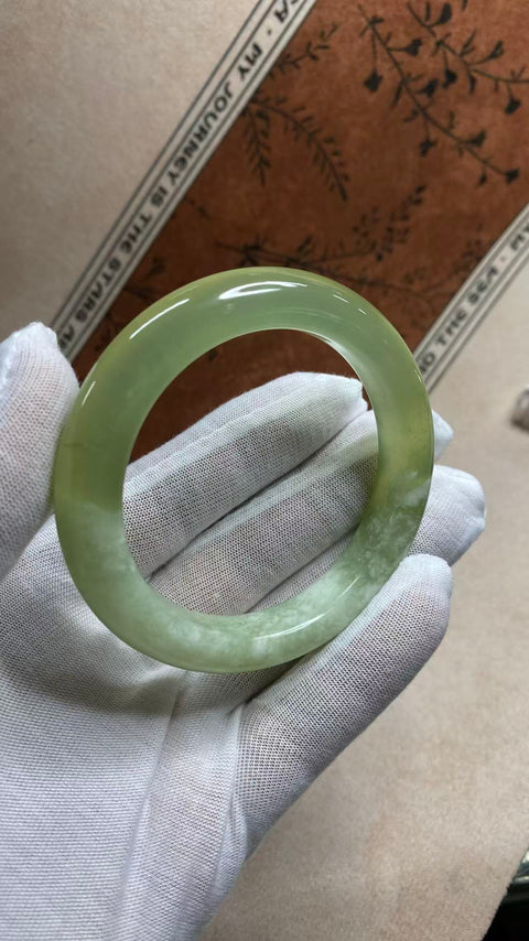 Giok Xiuyan yang indah, motif setengah gunung, setengah air, diameter dalam: 55,4 mm, lebar tepi: 12,4 mm. Semua batu terbentuk secara alami. Harga sudah termasuk ongkos kirim dan pajak.