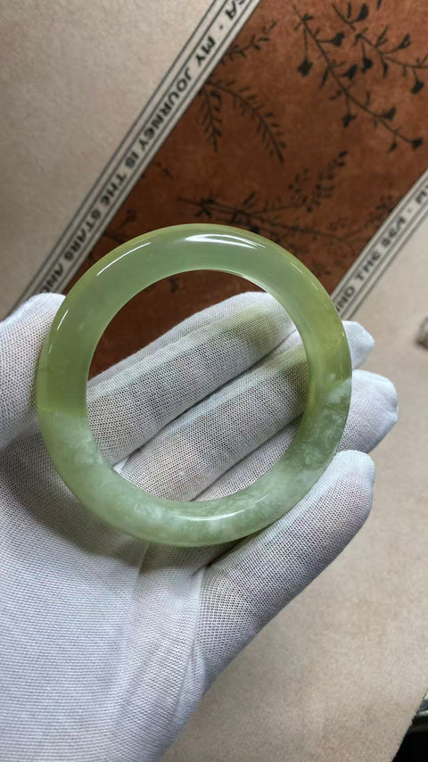 Giok Xiuyan yang indah, motif setengah gunung, setengah air, diameter dalam: 55,4 mm, lebar tepi: 12,4 mm. Semua batu terbentuk secara alami. Harga sudah termasuk ongkos kirim dan pajak.