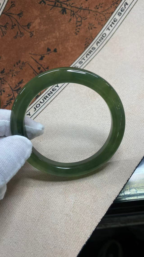 Gelang giok Xiuyan yang indah ini berwarna hijau cerah dengan inklusi zamrud yang halus, melambangkan kehidupan yang kaya dan makmur. Diameter dalam: 63 mm; lebar samping: 13,5 mm. Terbuat dari batu alam. Harga sudah termasuk ongkos kirim dan pajak.