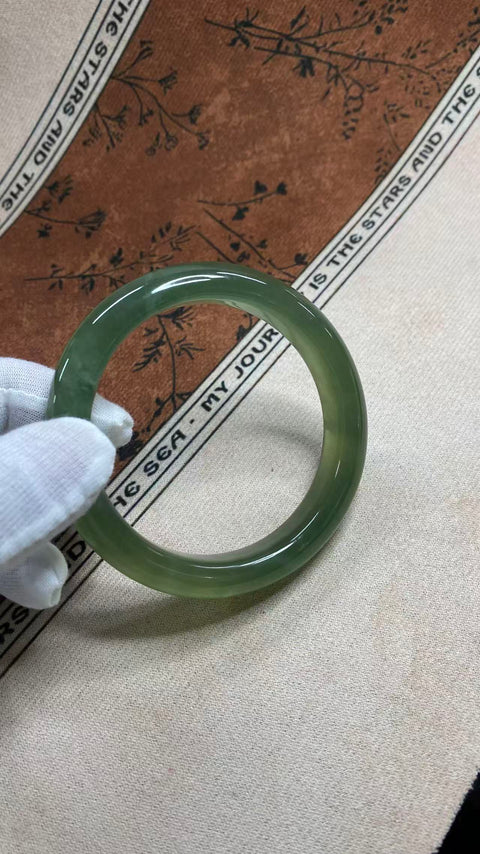 Gelang giok Xiuyan yang indah ini berwarna hijau cerah dengan inklusi zamrud yang halus, melambangkan kehidupan yang kaya dan makmur. Diameter dalam: 63 mm; lebar samping: 13,5 mm. Terbuat dari batu alam. Harga sudah termasuk ongkos kirim dan pajak.