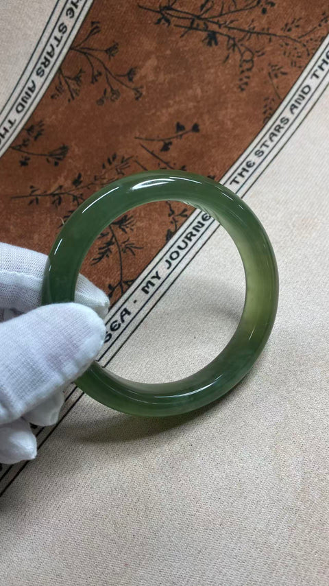 Gelang giok Xiuyan yang indah ini berwarna hijau cerah dengan inklusi zamrud yang halus, melambangkan kehidupan yang kaya dan makmur. Diameter dalam: 63 mm; lebar samping: 13,5 mm. Terbuat dari batu alam. Harga sudah termasuk ongkos kirim dan pajak.