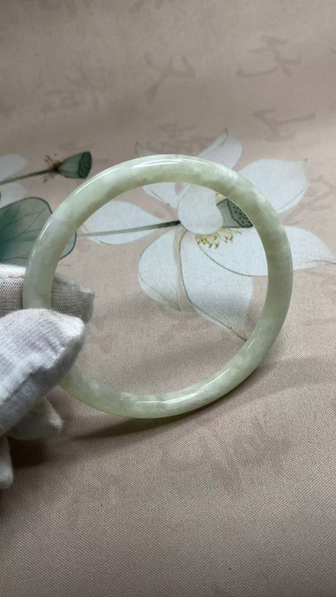 Gelang giok Xiuyan yang indah, diameter dalam: 65mm. Semua batu terbentuk secara alami. Harga sudah termasuk ongkos kirim dan pajak.