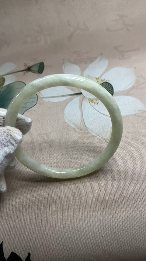 Gelang giok Xiuyan yang indah, diameter dalam: 65mm. Semua batu terbentuk secara alami. Harga sudah termasuk ongkos kirim dan pajak.