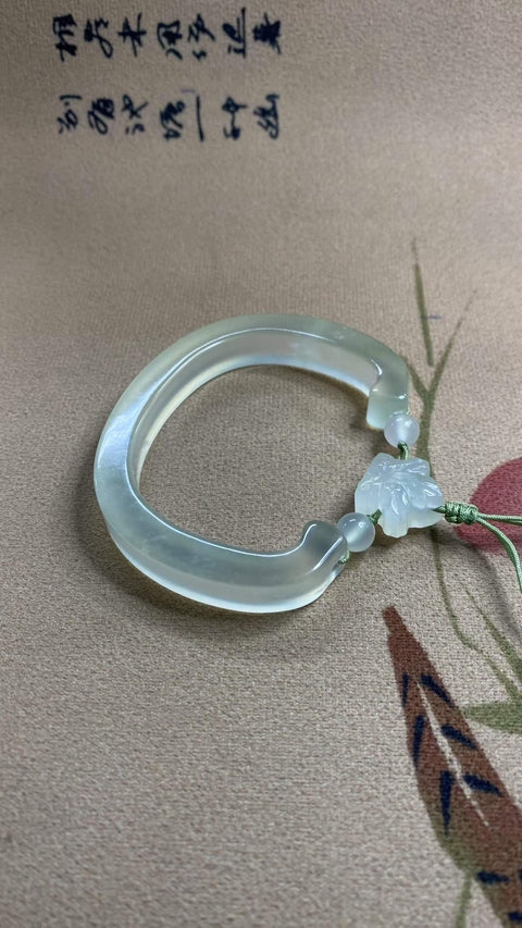 Gelang giok Xiuyan yang indah—berbentuk C, diameter dalam 59-62mm, lebar tepi 10,7mm. Semua batu terbentuk secara alami. Termasuk ongkos kirim dan pajak.