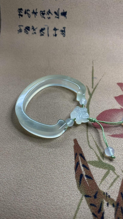 Gelang giok Xiuyan yang indah—berbentuk C, diameter dalam 59-62mm, lebar tepi 10,7mm. Semua batu terbentuk secara alami. Termasuk ongkos kirim dan pajak.