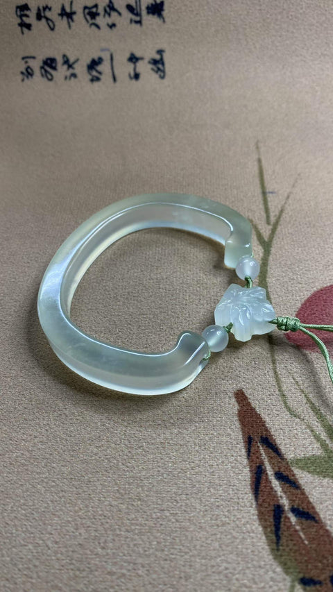 Gelang giok Xiuyan yang indah—berbentuk C, diameter dalam 59-62mm, lebar tepi 10,7mm. Semua batu terbentuk secara alami. Termasuk ongkos kirim dan pajak.