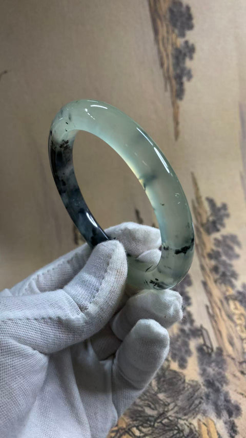 Gelang giok Xiuyan yang indah dengan dasar sedingin es dan desain lukisan tinta seperti musim semi. Diameter dalam: 61 mm, lebar samping: 10,5 mm. Semua batu terbentuk secara alami. Termasuk ongkos kirim dan pajak.