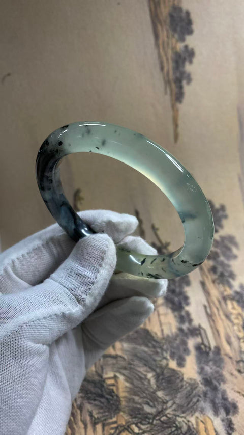 Gelang giok Xiuyan yang indah dengan dasar sedingin es dan desain lukisan tinta seperti musim semi. Diameter dalam: 61 mm, lebar samping: 10,5 mm. Semua batu terbentuk secara alami. Termasuk ongkos kirim dan pajak.