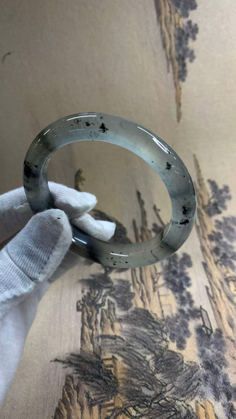 Gelang giok Xiuyan yang indah dengan dasar sedingin es dan pola lukisan tinta warna musim semi. Diameter dalam: 61 mm, lebar samping: 12,1 mm. Semua batu terbentuk secara alami. Harga sudah termasuk ongkos kirim dan pajak. Nomor barang: 202606300948