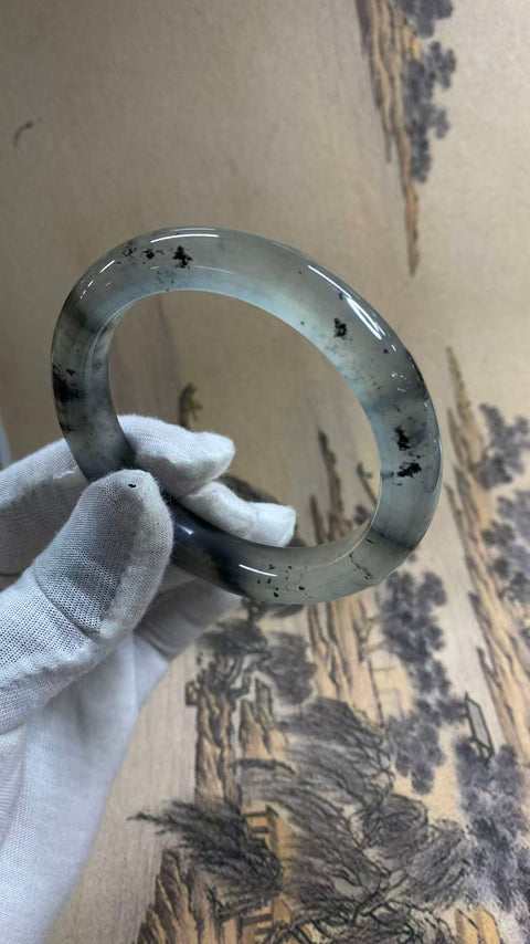 Gelang giok Xiuyan yang indah dengan dasar sedingin es dan pola lukisan tinta warna musim semi. Diameter dalam: 61 mm, lebar samping: 12,1 mm. Semua batu terbentuk secara alami. Harga sudah termasuk ongkos kirim dan pajak. Nomor barang: 202606300948