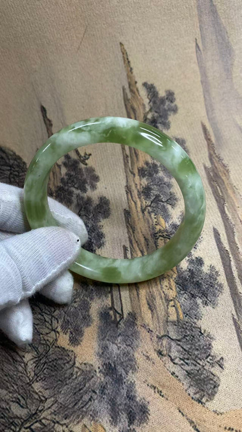 Gelang giok Xiuyan yang indah – Teh Susu Butiran Hijau, diameter dalam: 61mm, lebar tepi: 12,9mm. Semua batu terbentuk secara alami. Harga sudah termasuk ongkos kirim dan pajak.