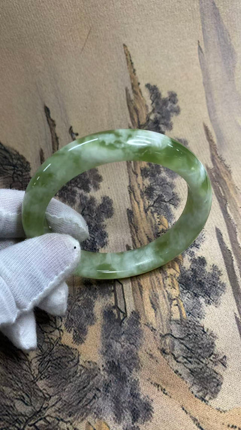 Gelang giok Xiuyan yang indah – Teh Susu Butiran Hijau, diameter dalam: 61mm, lebar tepi: 12,9mm. Semua batu terbentuk secara alami. Harga sudah termasuk ongkos kirim dan pajak.