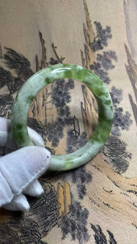 Gelang Giok Xiuyan yang Indah – Gelang Teh Susu Anggur Hijau, Diameter dalam: 61,2 mm, Lebar samping: 13,4 mm. Semua batu terbentuk secara alami. Harga sudah termasuk ongkos kirim dan pajak.