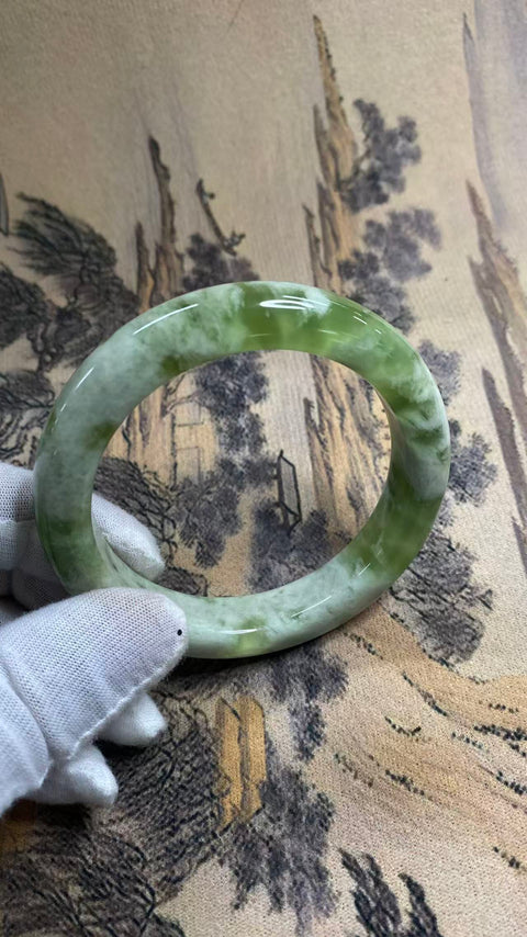 Gelang Giok Xiuyan yang Indah – Gelang Teh Susu Anggur Hijau, Diameter dalam: 61,2 mm, Lebar samping: 13,4 mm. Semua batu terbentuk secara alami. Harga sudah termasuk ongkos kirim dan pajak.