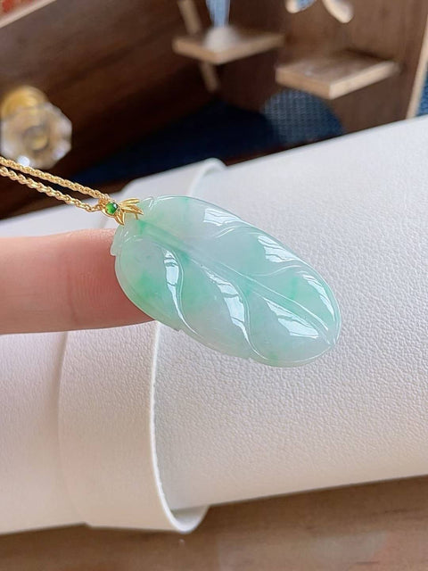 Daun giok alami, dengan tekstur halus dan hangat, transparansi yang sangat baik, dan desain yang bersih dan menyegarkan. Dibingkai dengan emas 18 karat. Dimensi: 3,7 x 2,2 cm. Harga sudah termasuk ongkos kirim dan pajak.