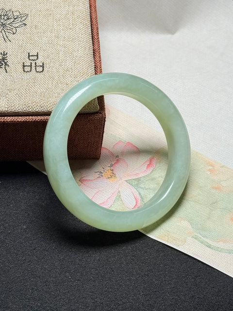 Gelang giok Xiuyan 🍀 Gelang dengan pesona tersembunyi. Terasa hangat dan halus di pergelangan tangan, penuh dan bulat, melambangkan "kesempurnaan, kehalusan, dan keberuntungan." Dimensi: sekitar 58,2×13×10mm. Termasuk ongkos kirim dan pajak.