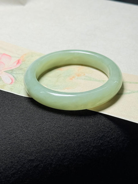 Gelang giok Xiuyan 🍀 Gelang dengan pesona tersembunyi. Terasa hangat dan halus di pergelangan tangan, penuh dan bulat, melambangkan "kesempurnaan, kehalusan, dan keberuntungan." Dimensi: sekitar 58,2×13×10mm. Termasuk ongkos kirim dan pajak.