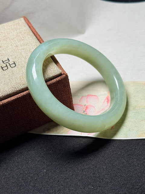 Gelang giok Xiuyan 🍀 Gelang dengan pesona tersembunyi. Terasa hangat dan halus di pergelangan tangan, penuh dan bulat, melambangkan "kesempurnaan, kehalusan, dan keberuntungan." Dimensi: sekitar 58,2×13×10mm. Termasuk ongkos kirim dan pajak.