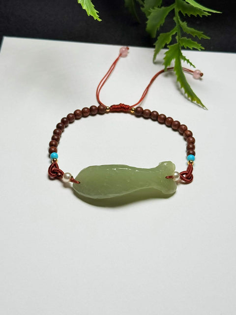 Ikan giok Hetian kecil dengan tali cendana buatan tangan, berukuran sekitar 43×13×7mm. Harga sudah termasuk ongkos kirim dan pajak.