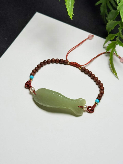 Ikan giok Hetian kecil dengan tali cendana buatan tangan, berukuran sekitar 43×13×7mm. Harga sudah termasuk ongkos kirim dan pajak.