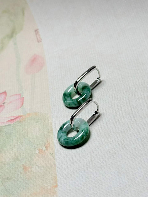 Anting-anting gesper pengaman giok alami dengan motif bunga yang cerah. Ukuran perkiraan: 17 x 4 mm. Termasuk ongkos kirim dan pajak.
