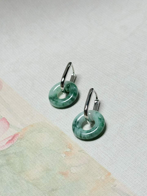 Anting-anting gesper pengaman giok alami dengan motif bunga yang cerah. Ukuran perkiraan: 17 x 4 mm. Termasuk ongkos kirim dan pajak.